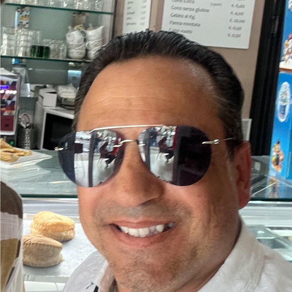 GucciAviator Sunglasses 😎 black. Authentic & Beautiful!These come with case etc - Picture 4 of 12